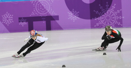 [올림픽] 여유있는 선두  한국 쇼트트랙 대표팀의 최민정이 10일 강릉 아이스아레나에서 열린 2018 평창동계올림픽 쇼트트랙 여자 500m 예선에서 질주하고 있다.